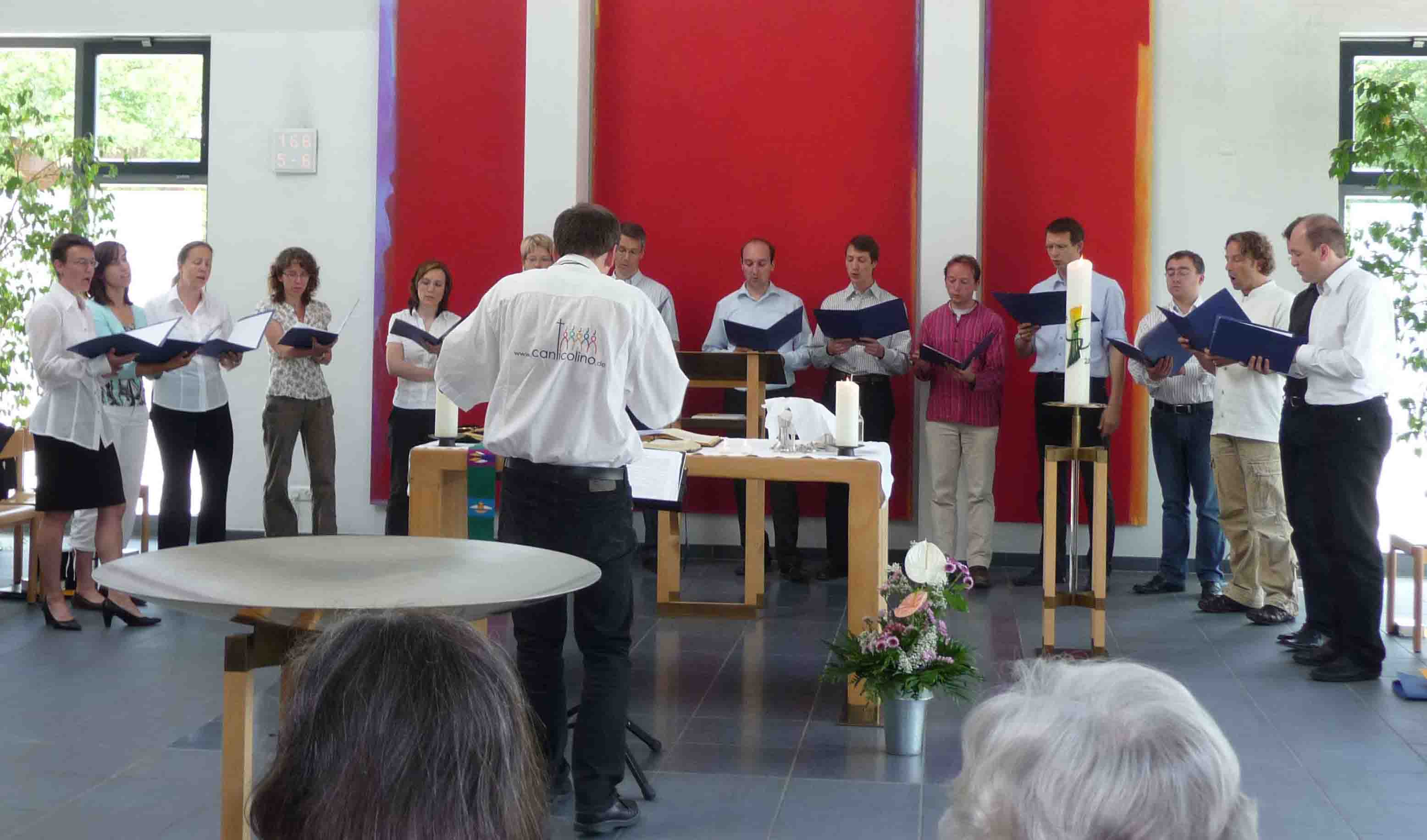 Foto vom Chor Canticolino in der Dietrich-Bonhoeffer-Kirche am 14. Juni 2009