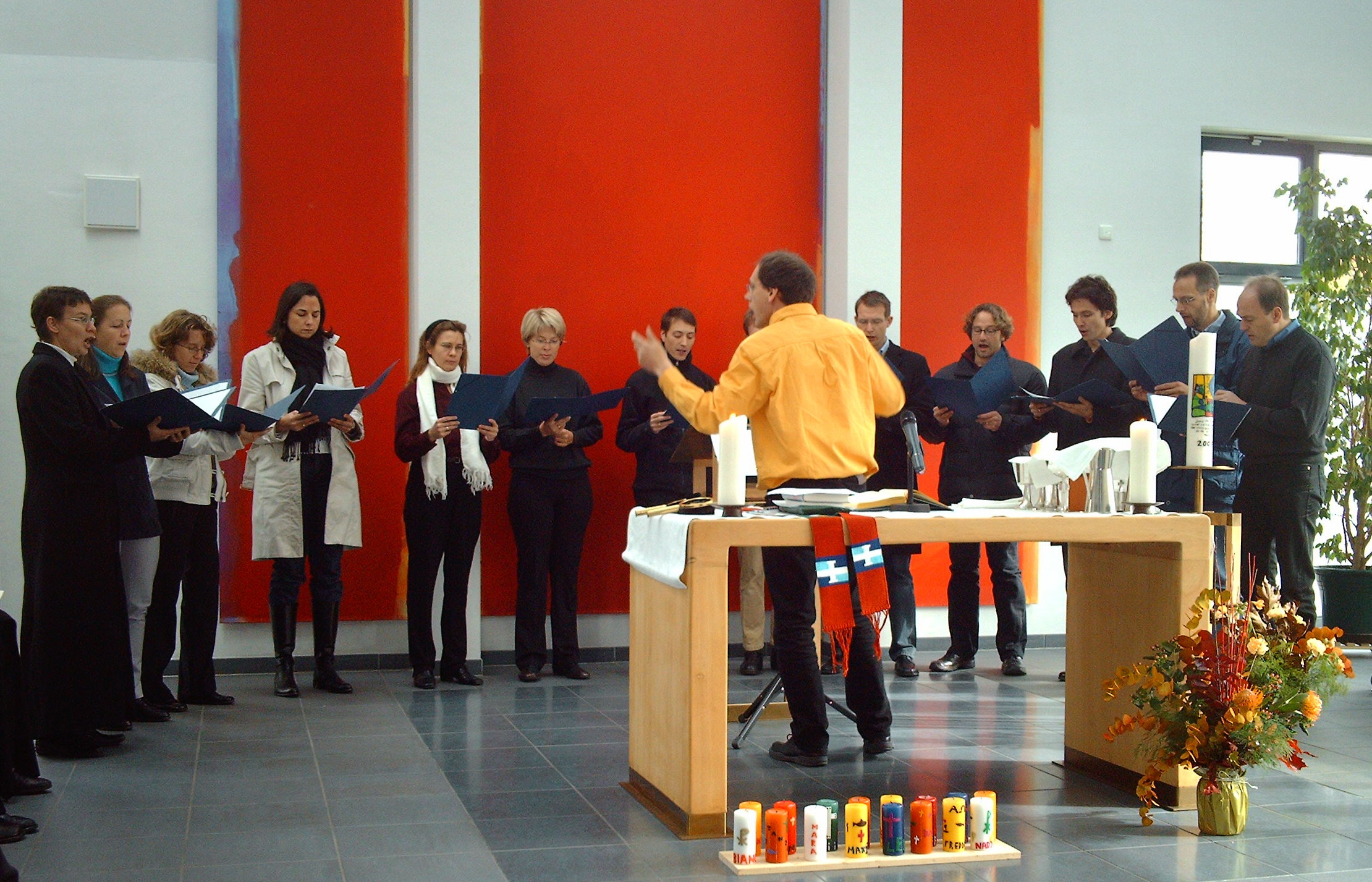 Foto vom Chor Canticolino in der Dietrich-Bonhoeffer-Kirche im Oktober 2007