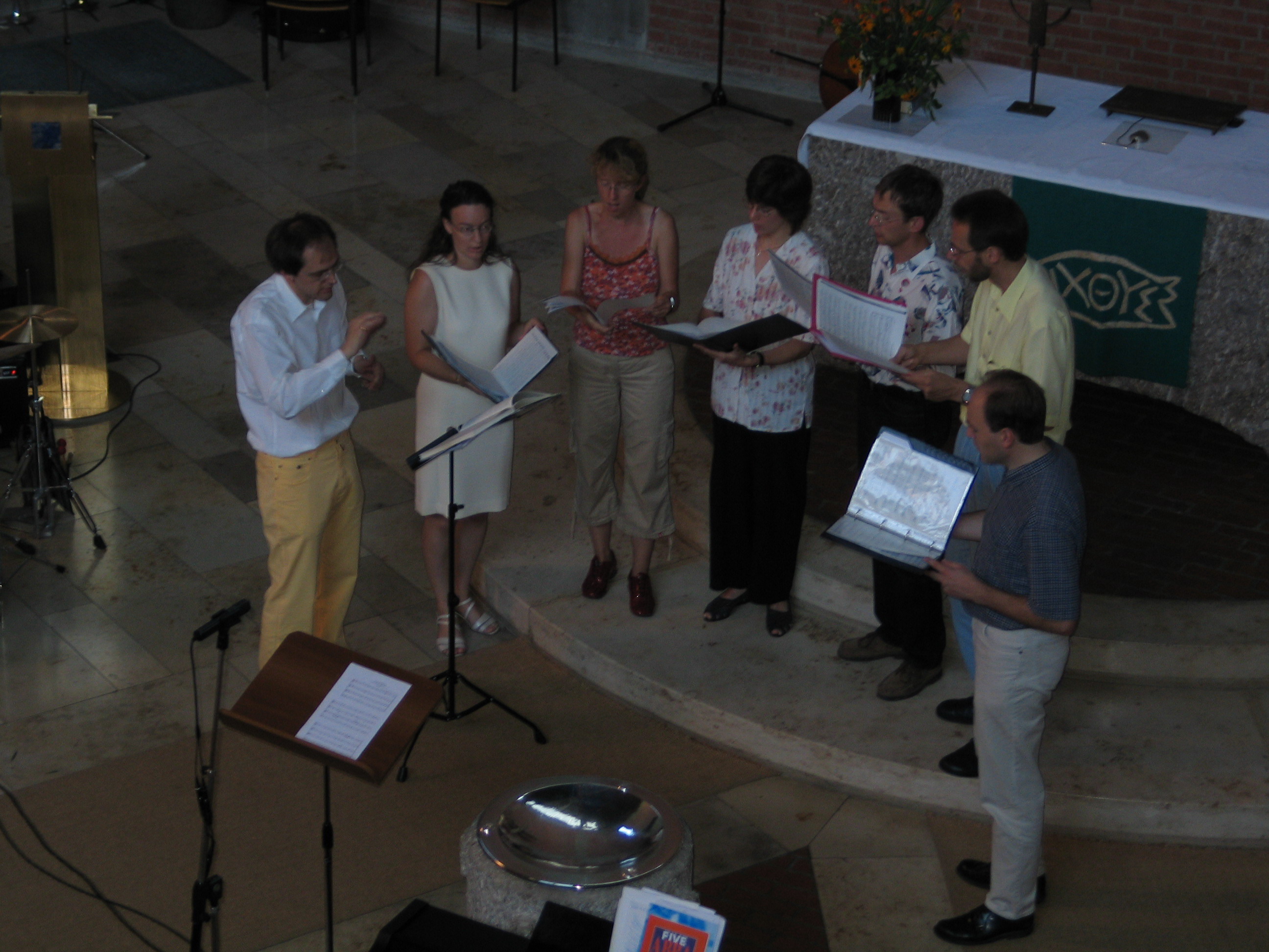Foto vom Chor Canticolino in der Michaelskirche Ottobrunn im Juli 2003