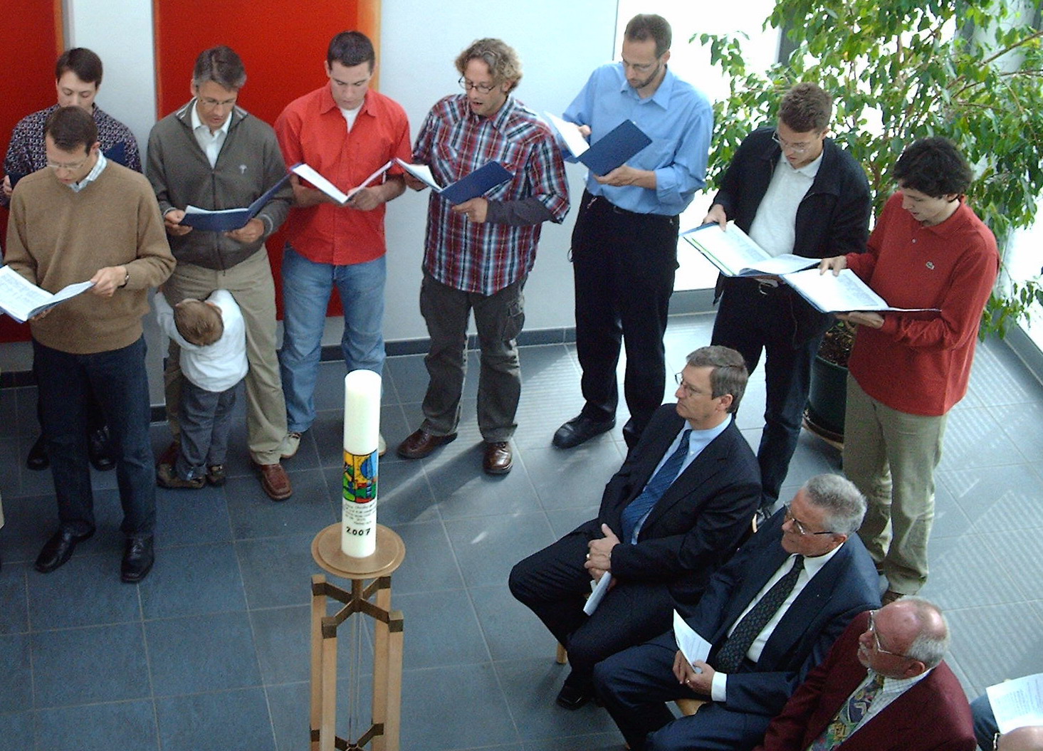 Foto vom Chor Canticolino in der Dietrich-Bonhoeffer-Kirche im Mai 2007