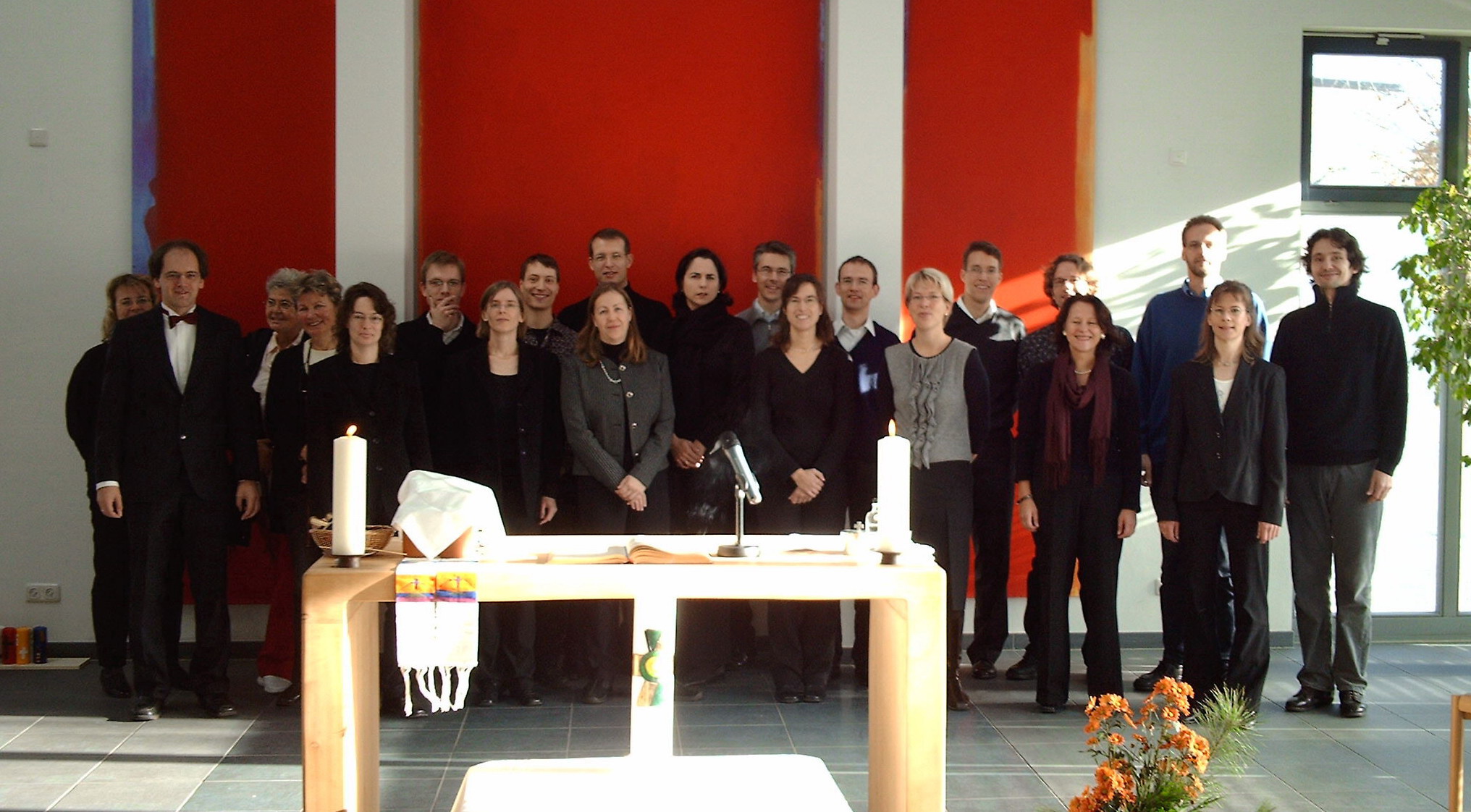 Foto vom Chor Canticolino zusammen mit Instrumentalisten in der Dietrich-Bonhoeffer-Kirche im November 2006