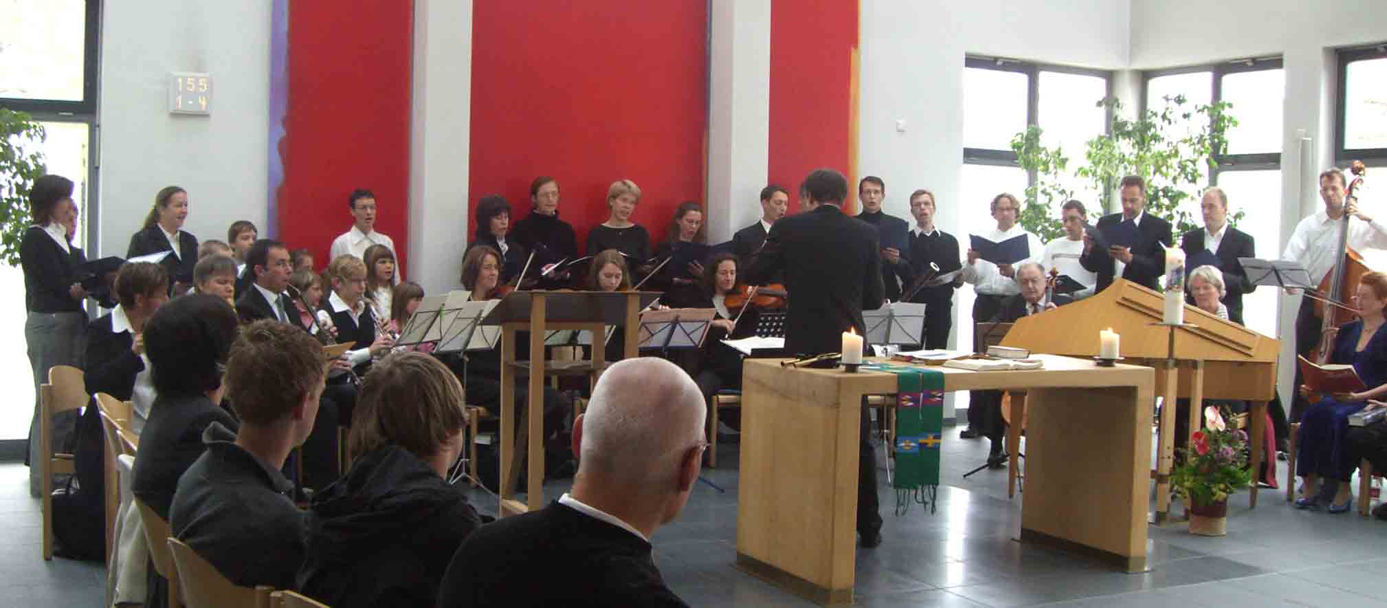 Foto vom Auftritt mit Kinderchor und Orchester in der Dietrich-Bonhoeffer-Kirche im Oktober 2008