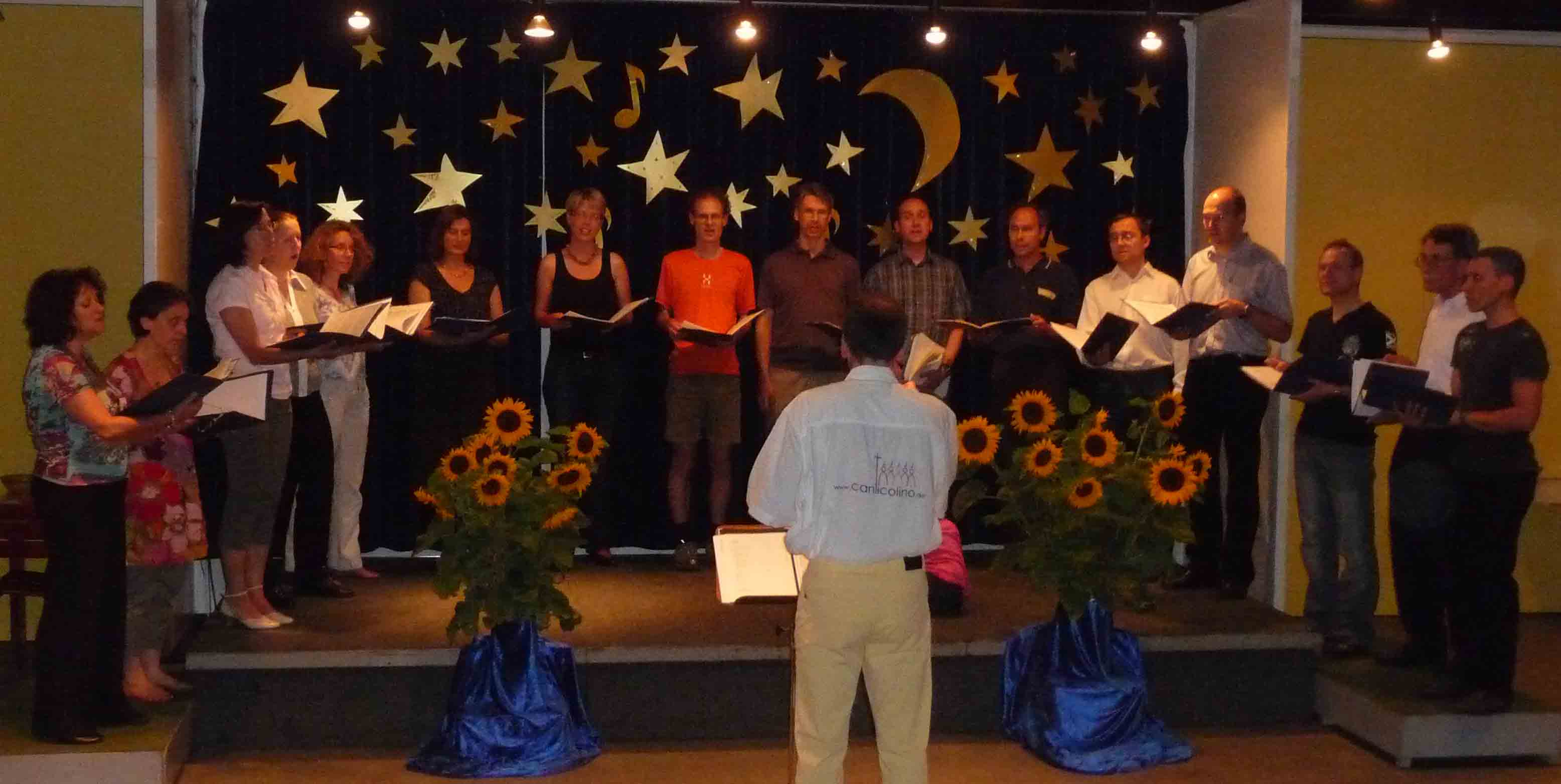 Foto vom Kammerchor Canticolino w&auml;hrend der Probe f&uuml;r die Serande im Juli 2011