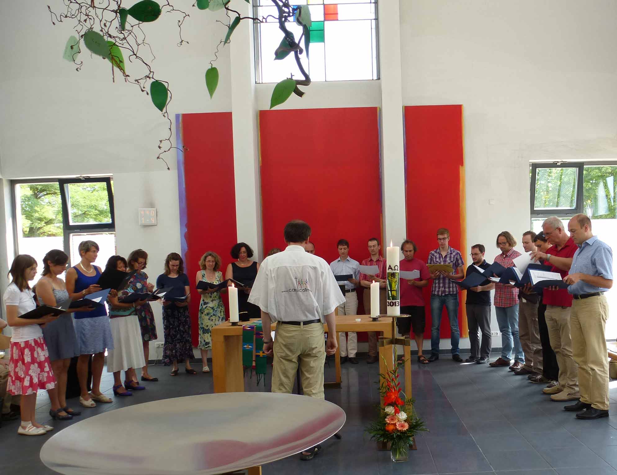 Foto vom Kammerchor in der Dietrich-Bonhoeffer-Kirche im Juli 2013